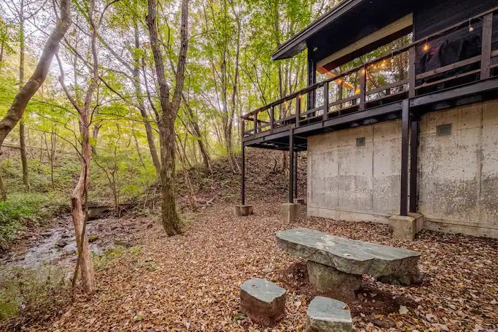 那須の貸別荘 Nasu Country Cottageの裏庭。 手前に大理石テーブル。奥には小川。